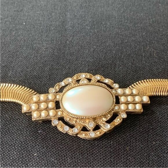 Vintage Richelieu Gold and Pearl Necklace - Picture 4 of 9